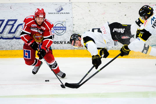 Västerås Hampus Larsson faller när han försöker ta