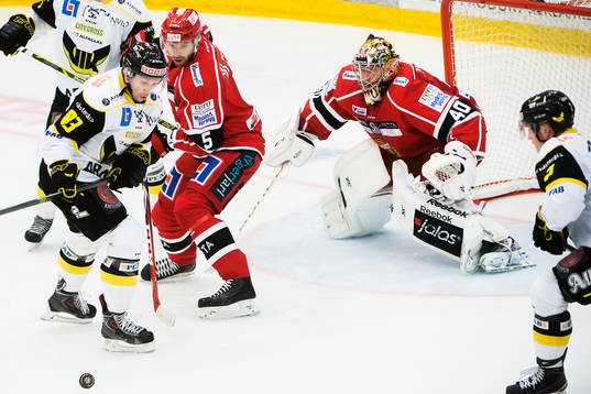 Västerås Dustin Johner och Almtunas Per Svensson framför