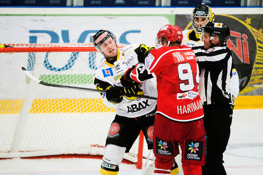 Västerås Dustin Johner och Almtunas Sebastian Hartmann