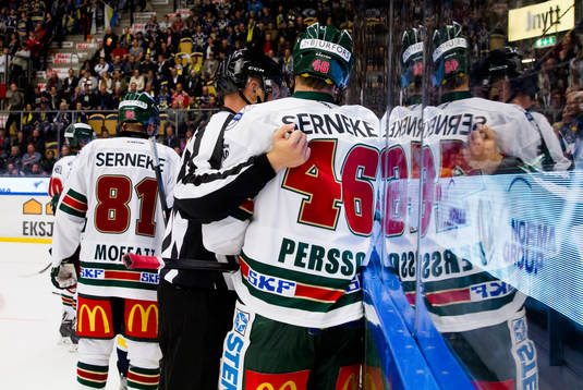 Frölundas Christoffer Persson tas om hand av domare