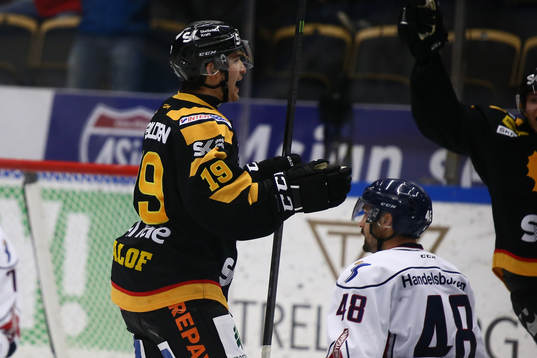Skellefteås Andrew Calof jublar med Pär Lindholm