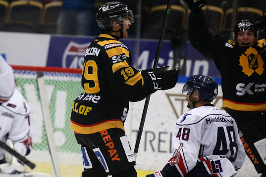 Skellefteås Andrew Calof jublar med Pär Lindholm