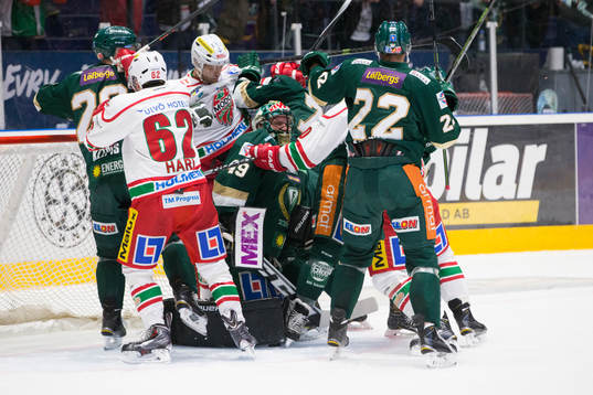 Oroligt framför Färjestads målvakt Justin Pogge kasse