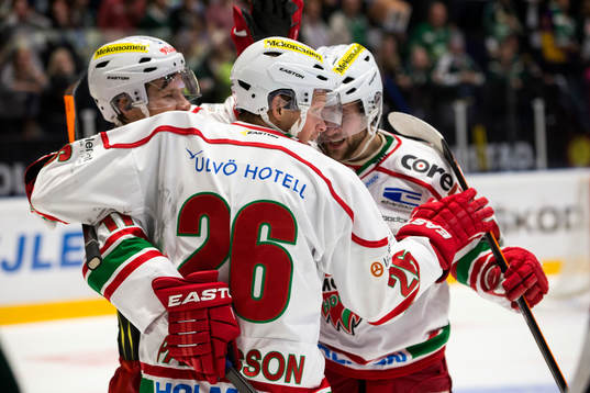 Modos Samuel Påhlsson jublar och kramas om av Simon Önerud