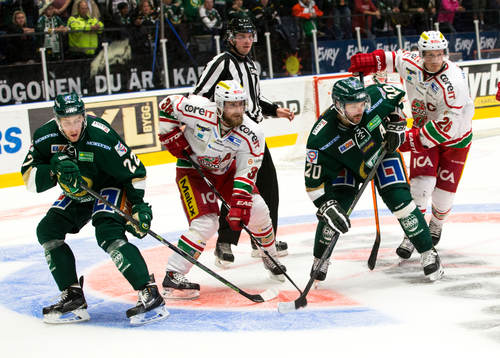 Färjestads Jakub Klepis och Modos  Samuel Påhlsson