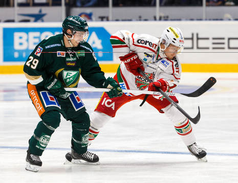 Färjestads Luciano Aquino och Modos Joonas Nättinen i en