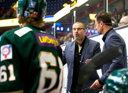 Färjestads tränare Tommy Samuelsson coachar i båset