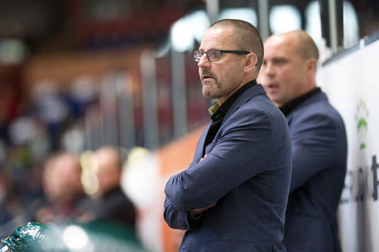 Färjestads tränare Tommy Samuelsson ser bekymrad ut