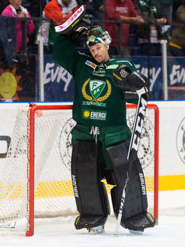 Färjestads målvakt Justin Pogge med mask i pannan