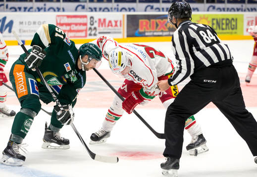 Färjestads Rickard Wallin och Modos Samuel Påhlsson tekar