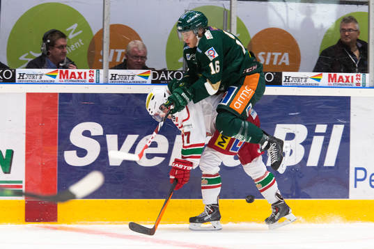 Modos Kyle Flanagan bjuder Färjestads Joakim Nygård på