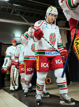 MODOS spelare på väg ut på isen innan ishockeymatchen i