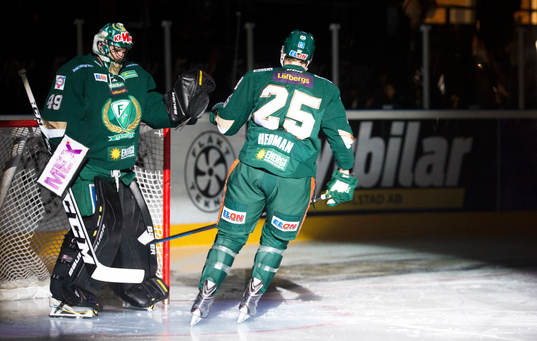 Färjestads målvakt Justin Pogge och Per Åslund vid line