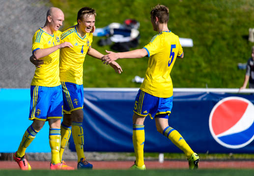 Sveriges Max Olsson, Oscar Krusnell och Hugo Andersson firar
