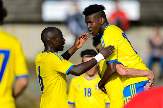 Sveriges Joel Asoro firar