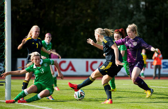 Irlands Savannah Mccarthy och målvakt Brooke Dunne