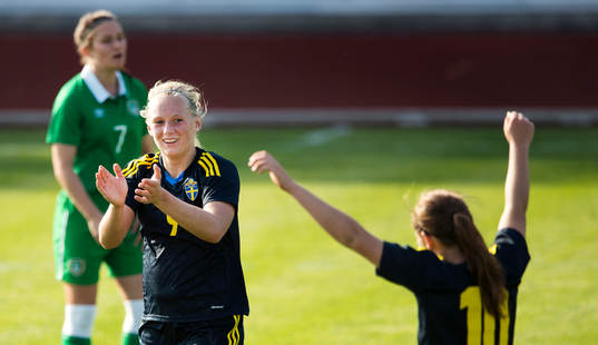 Sveriges Emma Stina Blackstenius  och Linda Hallin jublar
