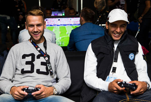 s Alexander Milosevic och Nabil Bahoui testspelar FIFA15