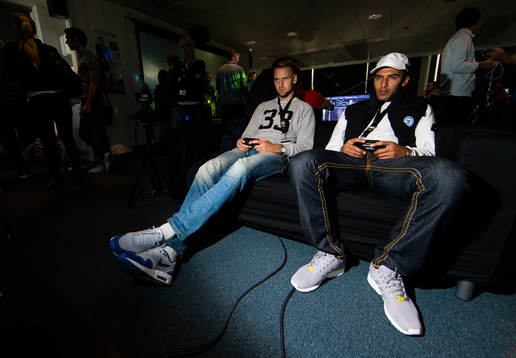 s Alexander Milosevic och Nabil Bahoui testspelar FIFA15