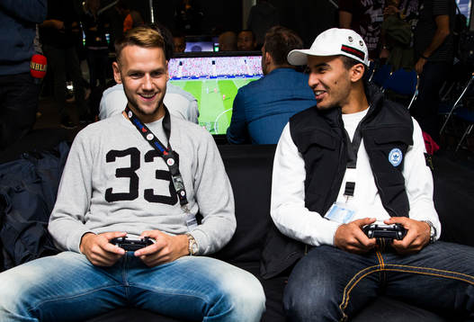 s Alexander Milosevic och Nabil Bahoui testspelar FIFA15