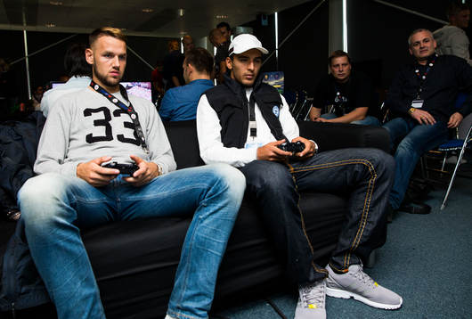 s Alexander Milosevic och Nabil Bahoui testspelar FIFA15