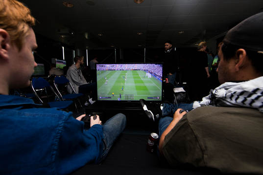 Deltagare på Pressträffen testspelar FIFA15