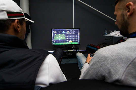 s Alexander Milosevic och Nabil Bahoui testspelar FIFA15