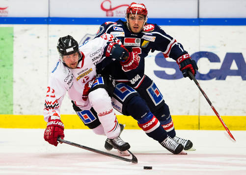 Vita Hästens Viktor Amnér i kamp om pucken med
