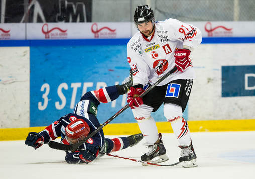 Södertäljes Mattias Beck omkull brevid Vita Hästens