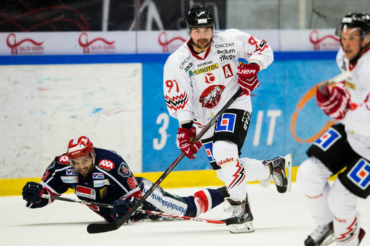 Södertäljes Mattias Beck omkull brevid Vita Hästens