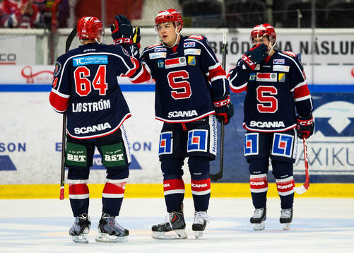 Södertäljes David Lidström gratuleras av Robin Press