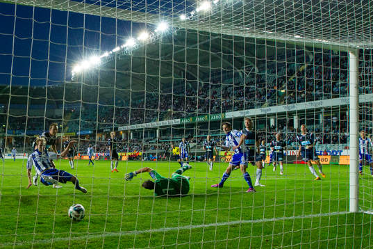 IFK Göteborgs Lasse Vibe skjuter in 3-0 bakom Gefles