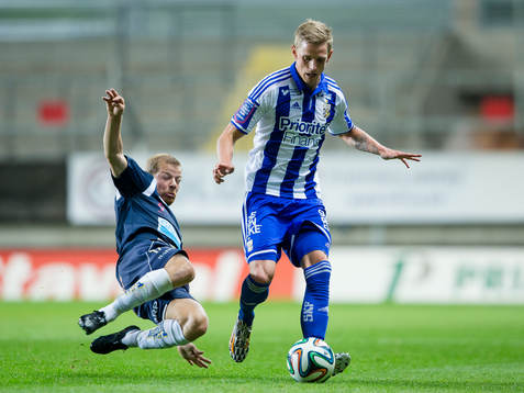 Gefles Jonas Lantto glidtacklar IFK Göteborgs Sören Rieks