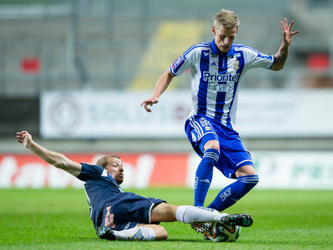 Gefles Jonas Lantto glidtacklar IFK Göteborgs Sören Rieks