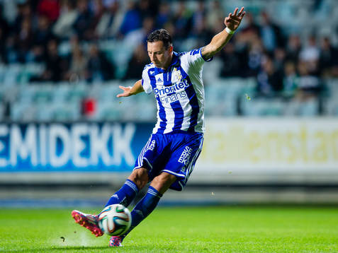 IFK Göteborgs Martin Smedberg-Dalence skjuter en frispark