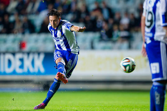 IFK Göteborgs Martin Smedberg-Dalence skjuter en frispark