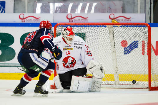 Södertäljes Mattias Beck sätter straffen som ger vinst