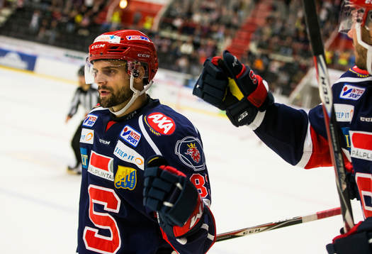 Södertäljes Mattias Beck gratuleras