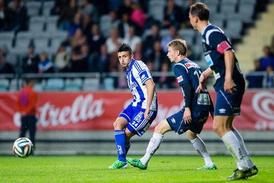 IFK Göteborgs Diego Calvo slår en passning