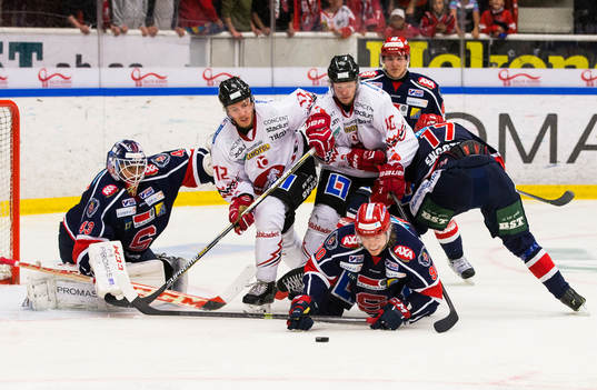 Pucken ligger fri framför Christopher Aspeqvist medan