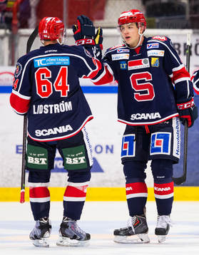 Södertäljes David Lidström gratuleras av Robin Press