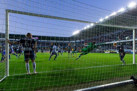 IFK Göteborgs Kjetil Waehler nickar in 1-0