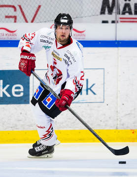 Vita Hästens Viktor Amnér med pcuken