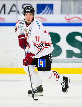 Vita Hästens Juha Uotila med pucken