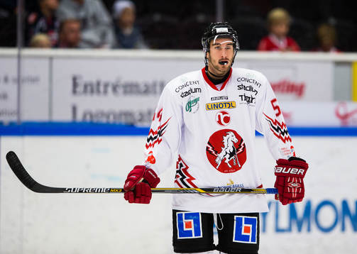 Vita Hästens Adam Schmidt