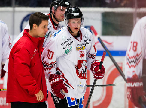 Vita Hästens Jesper Samuelsson kliver av isen