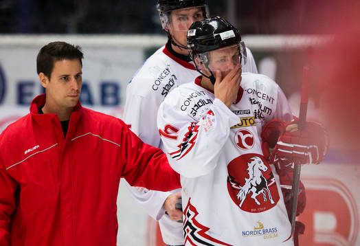 Vita Hästens Jesper Samuelsson kliver av isen