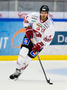 Vita Hästens Morgan Hassel med pucken