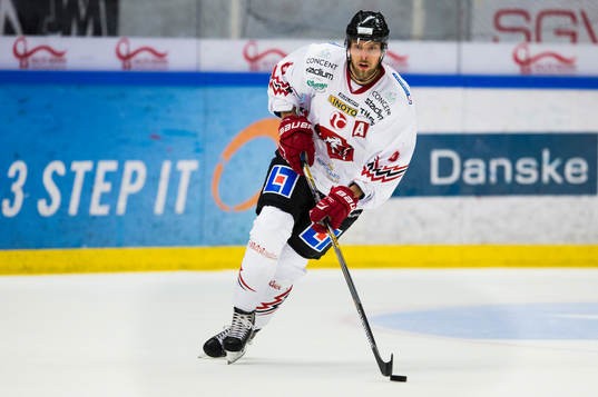 Vita Hästens Morgan Hassel med pucken