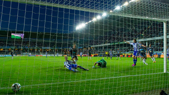 IFK Göteborgs Lasse Vibe skjuter in 3-0 bakom Gefles